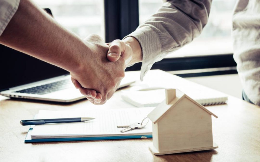 Taux d’emprunt historiquement bas : est-ce le moment d’investir ?