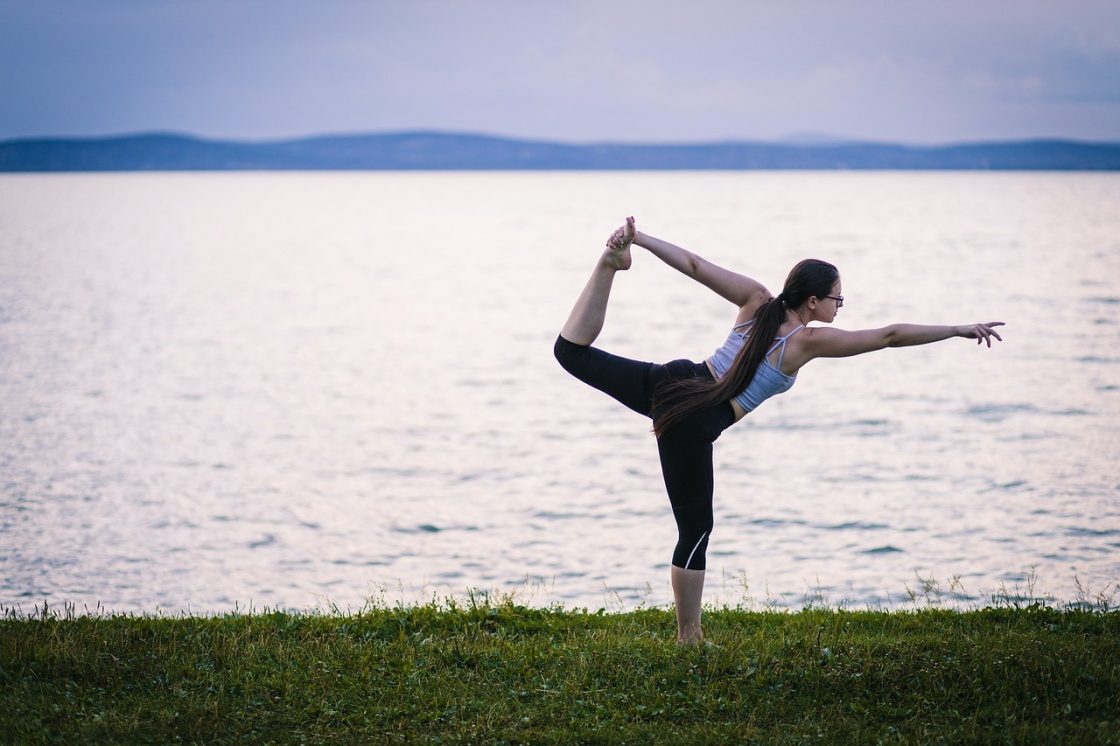 Poses de yoga simples pour réduire le stress pendant un déménagement