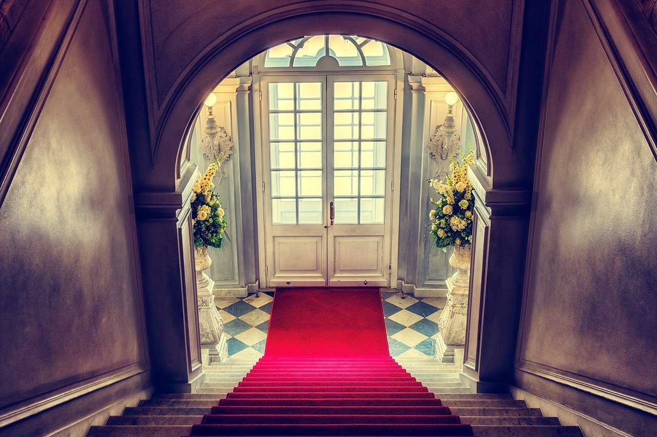 Feng Shui des escaliers face à la porte d’entrée (extérieur et intérieur)