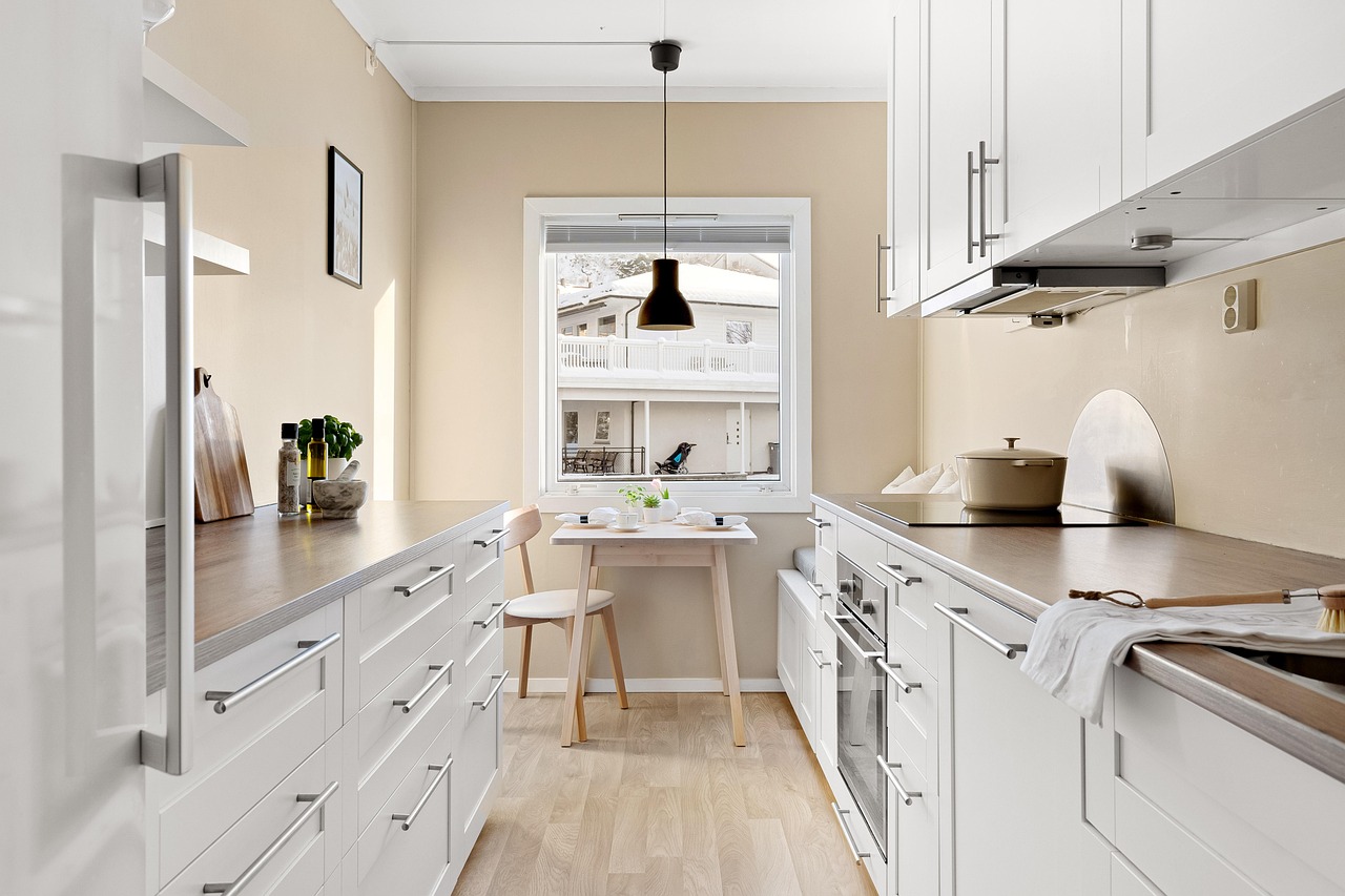 Pourquoi choisir un plan de travail en noyer foncé massif pour votre cuisine ?