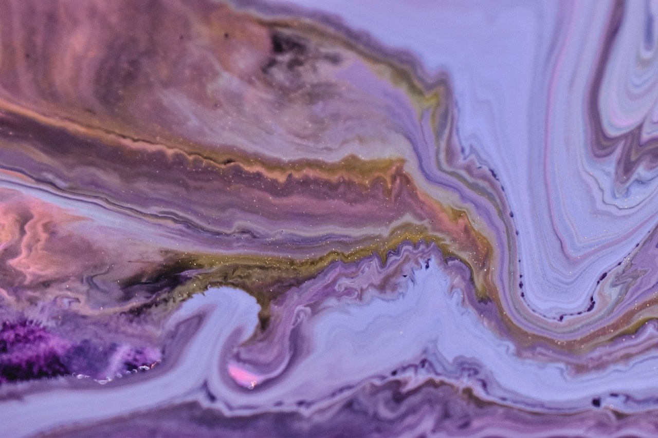 Trois éléments : plafonds rayés, marbre mauve et une magnifique salle de bain – coco kelley