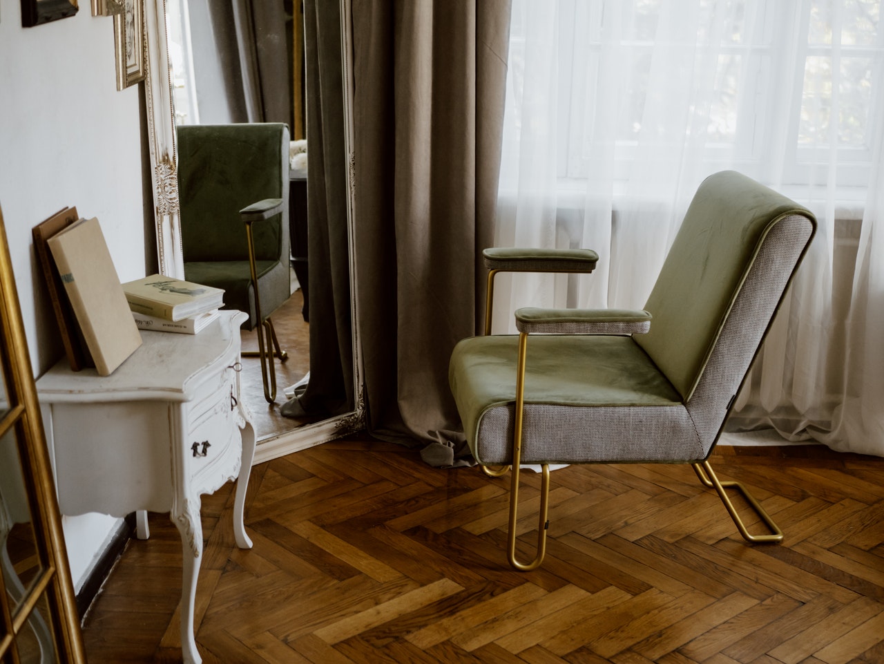 Visite : matériaux tendance et accents classiques pour appartement parisien moderne – coco kelley