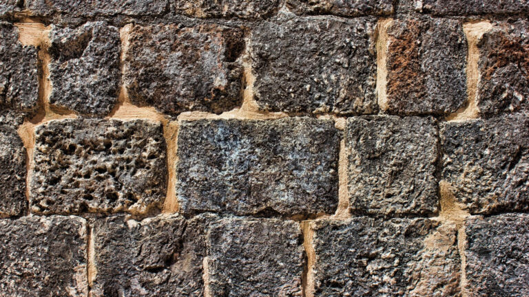 Décorez votre maison de façon économique en optant pour les revêtements muraux en fausse pierre