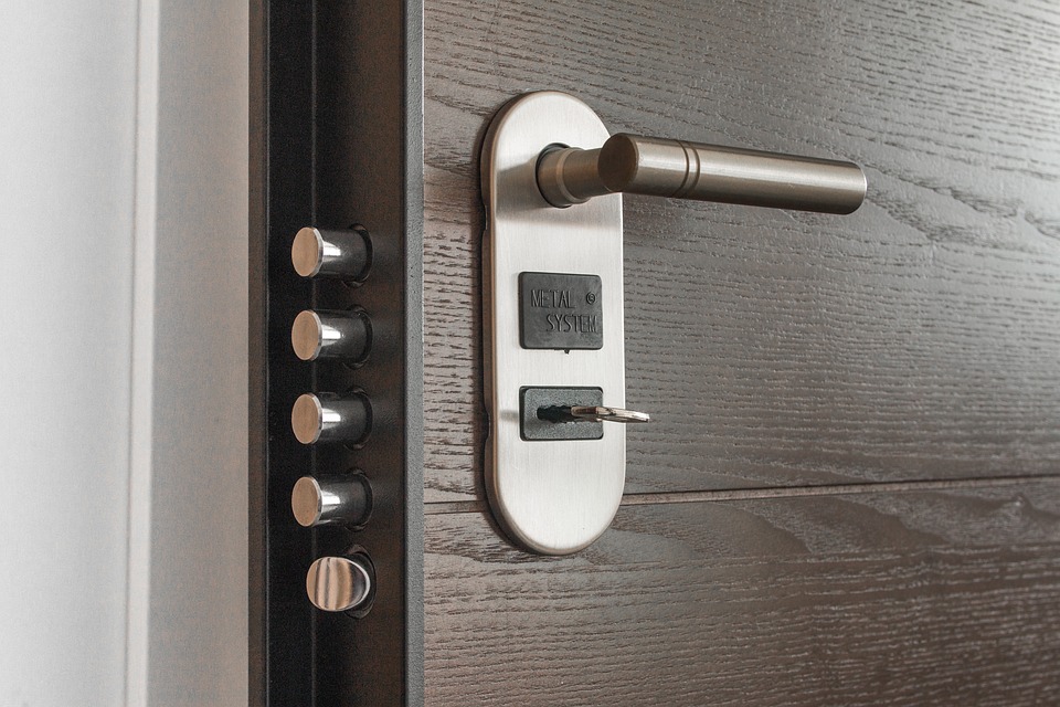 Comment ouvrir une porte verrouillée sans avoir à payer un serrurier ?