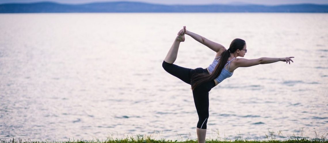 Poses_de_yoga_simples_pour_réduire_le_stress_pendant_un_déménagement