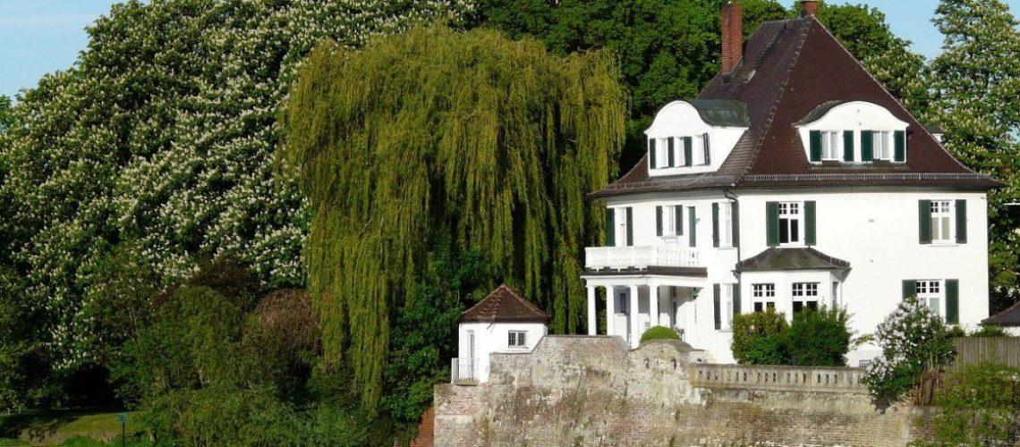 avoir-des-boiseries-de-qualite-dans-la-conception-de-votre-maison-de-luxe0